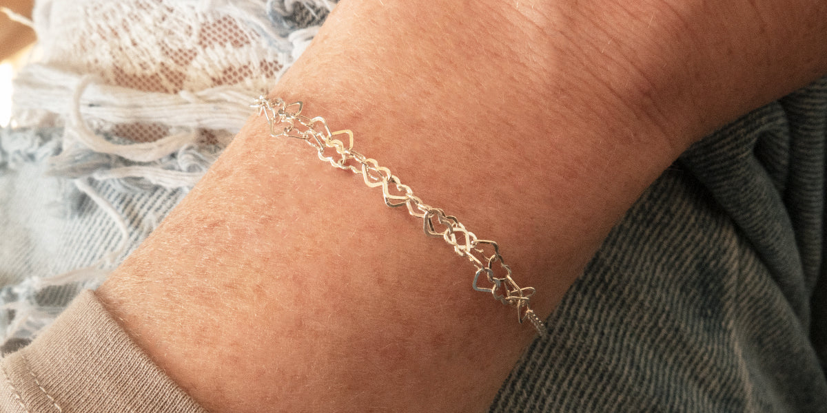 Zilveren hartjes armband uit de Love collectie van MoM with Jewels.