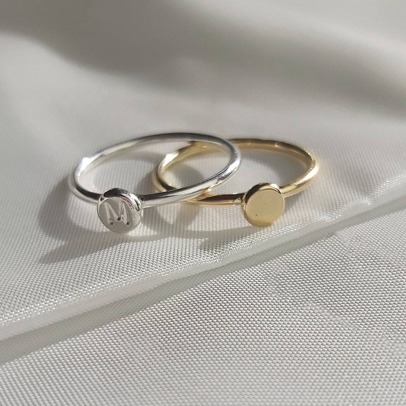 Gepersonaliseerde 14 Karaat geel gouden Coin ring van gerecycled goud. Handgemaakt door MoM with Jewels