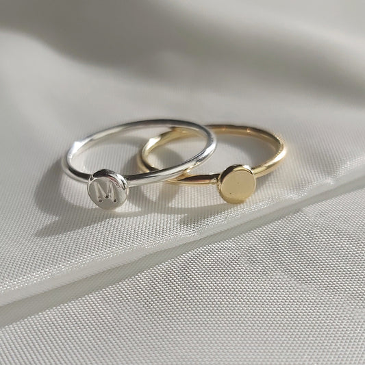 Gepersonaliseerde 14 Karaat geel gouden Coin ring van gerecycled goud. Handgemaakt door MoM with Jewels