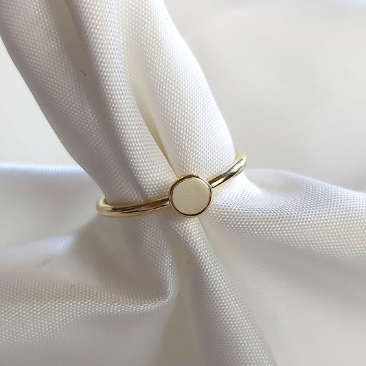 Gepersonaliseerde 14 Karaat geel gouden Coin ring van gerecycled goud. Handgemaakt door MoM with Jewels