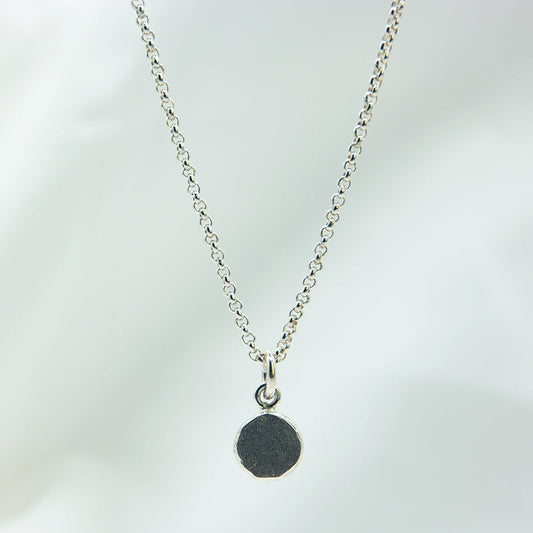 Zilveren ketting met coin hanger en letter naar keuze.