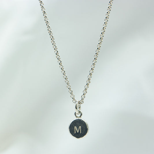 Zilveren ketting met coin hanger en letter naar keuze.