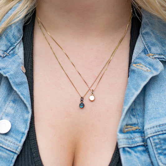 Gouden ketting met Munt hanger. Met of zonder initiaal naar keuzen.