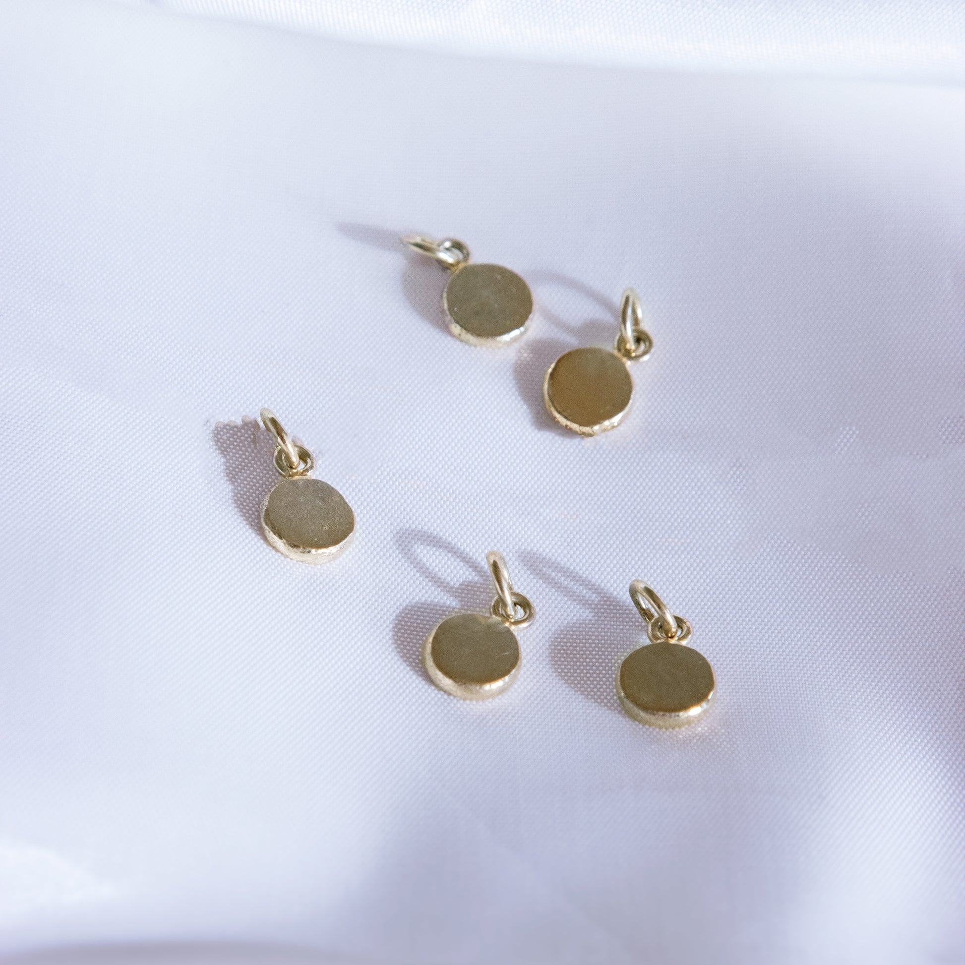 14K gouden hanger. Massief gouden hanger met personalisatie naar keuzen.