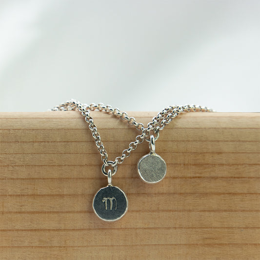 Zilveren armband met muntje waarin naar keuze eventueel een letter kan worden gestempeld.