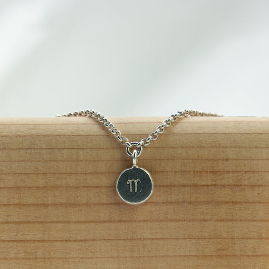 Zilveren armband met letter naar keuze.