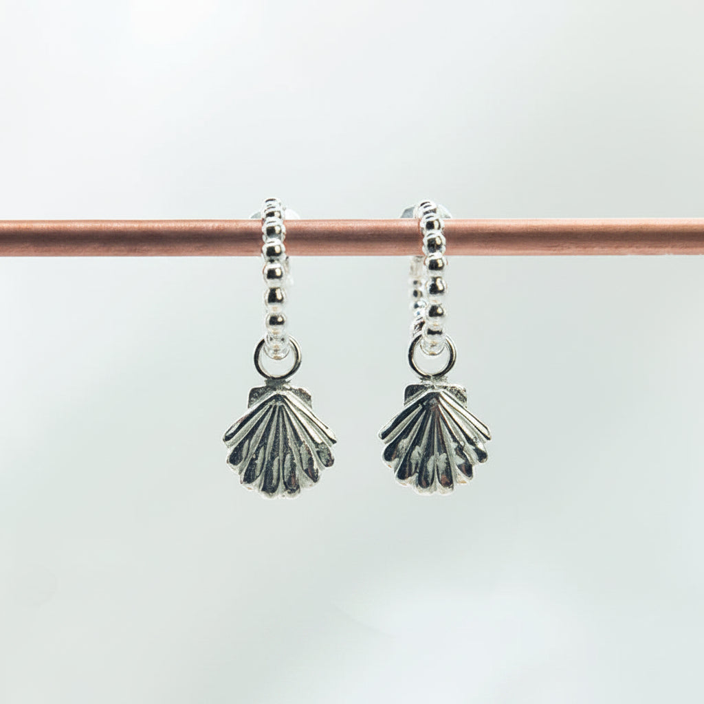 Zilveren Sint-Jacobsschelp hanger aan bolletjes creolen | handgemaakte zomerse oorbellen cadeau voor haar | MoM with Jewels