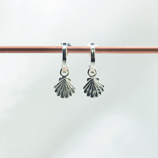 Zilver sint jacobsschelp bedel aan gladde creolen