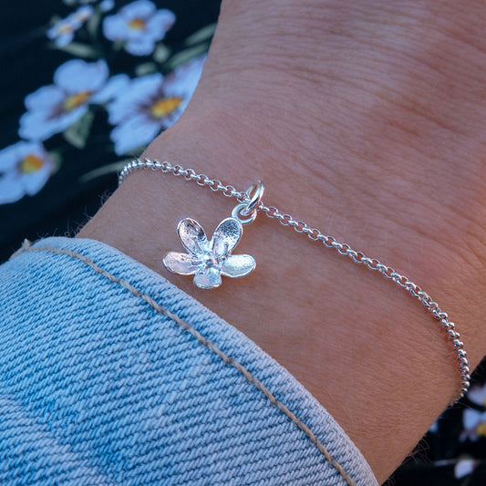 Zilveren armband met bloem bedel.