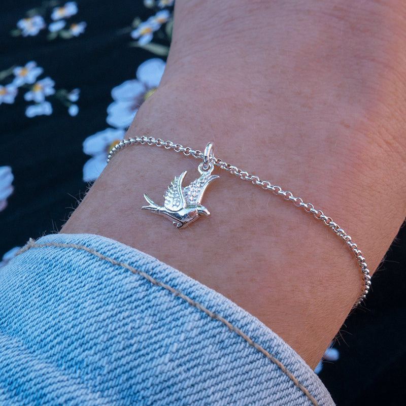 Zilveren armband met vogel bedel.