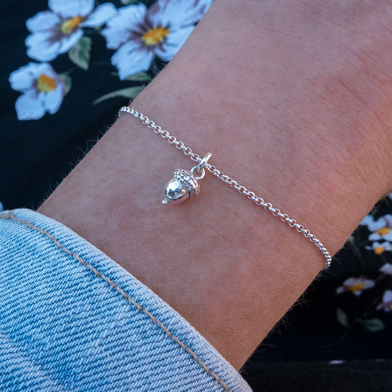 Zilveren armband met eikeltjes bedel.