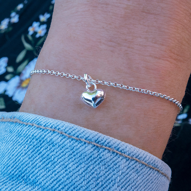 Zilveren armband met hartjes bedel.