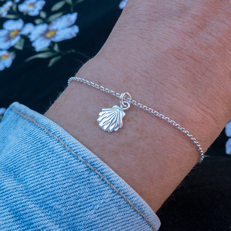Zilveren armband met schelp bedel.