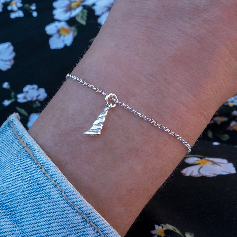Zilveren armband met schelp bedel.