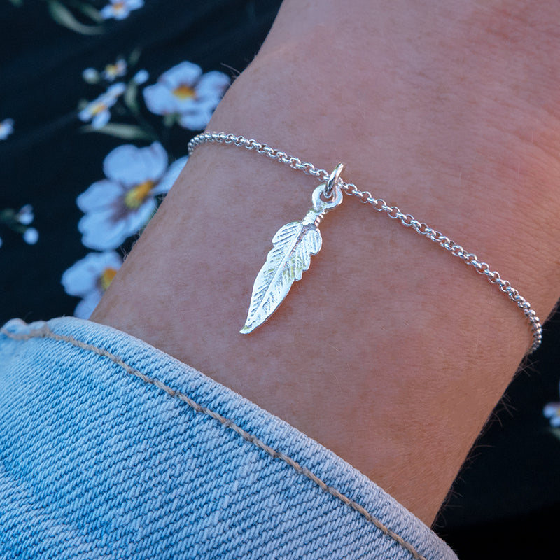 Zilveren armband met veer bedel.