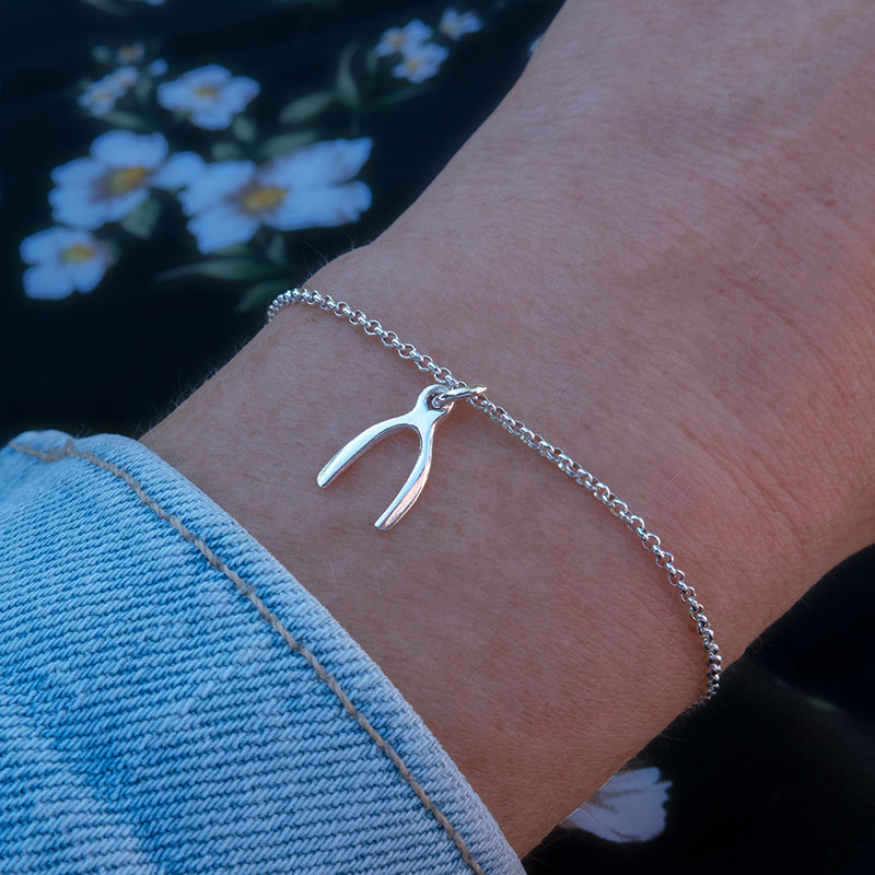 Zilveren armband met wishbone bedel.