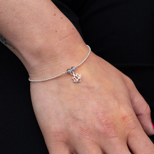 Zilveren armband met lotus bedel en Labradoriet kralen voor vrouwen.