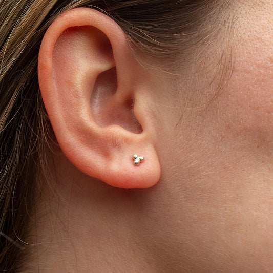 Zilveren minimalistische oorbellen met drie bolletjes.