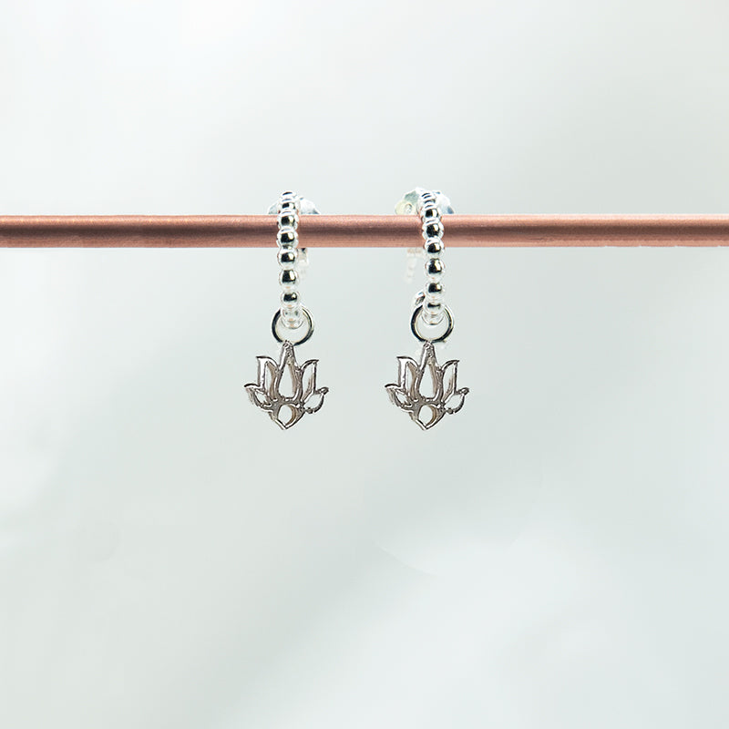 Zilveren Lotus oorbel hangers aan bolletjes creolen