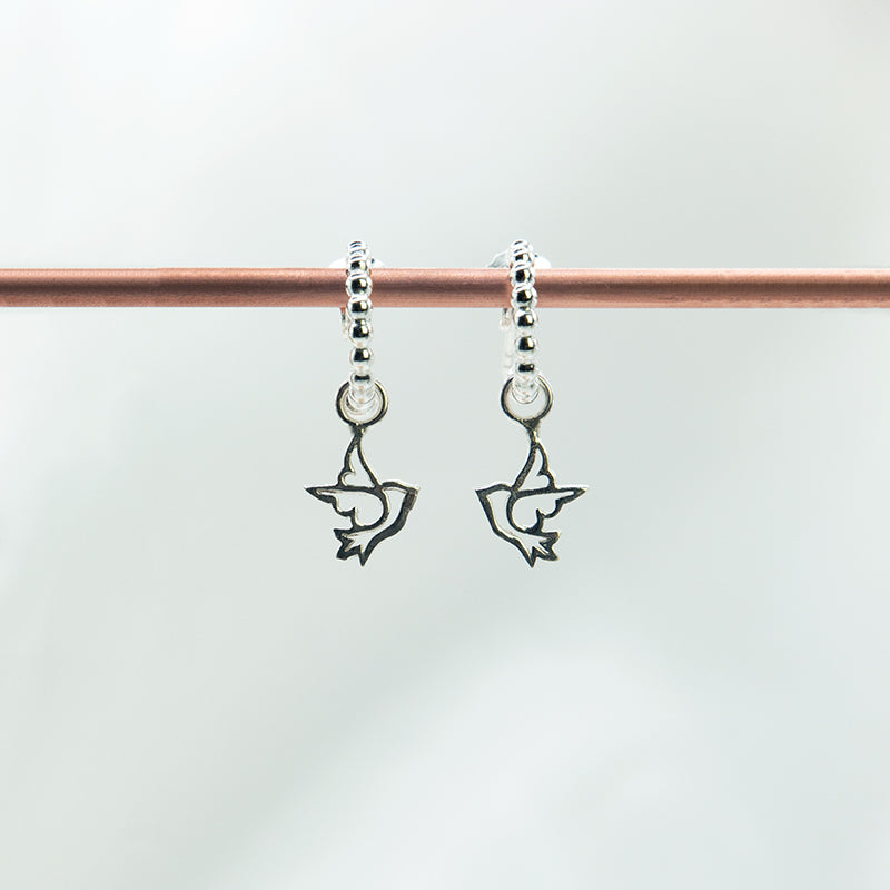 Zilveren vredesduif oorbel hangers aan bolletjes creolen