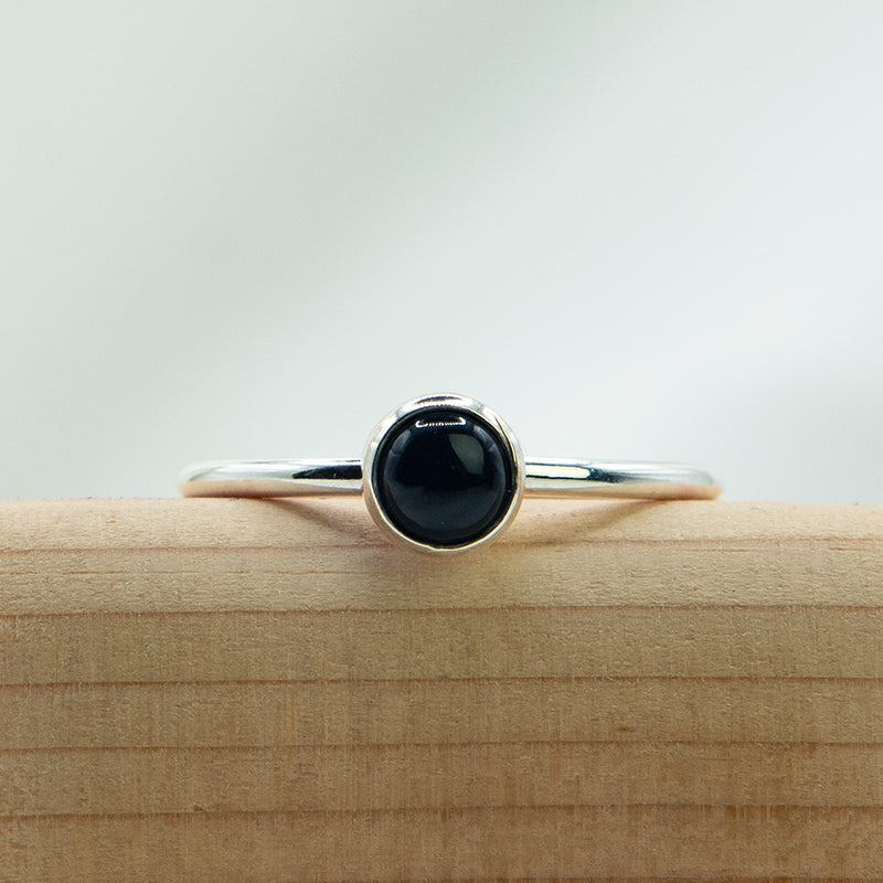 Zilveren aanschuifring met zwarte Onyx edelsteen, handgemaakt cadeau voor mama of kerst | MoM with Jewels