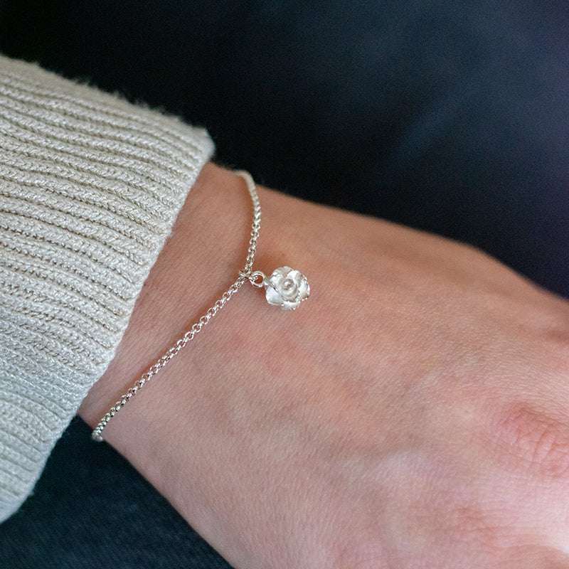 Handgemaakte zilveren armband met roosjes bedel. Het perfecte cadeau voor mama, een roos die niet verwelkt. Zilveren bloem sieraad met emotionele waarde | MoM with Jewels