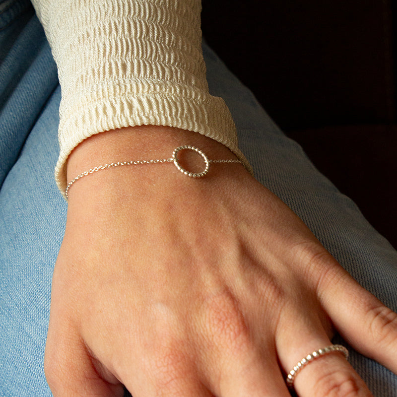 Zilveren Armbandje voor vrouwen met leuk cirkeltje met bolletjes detail in het midden.