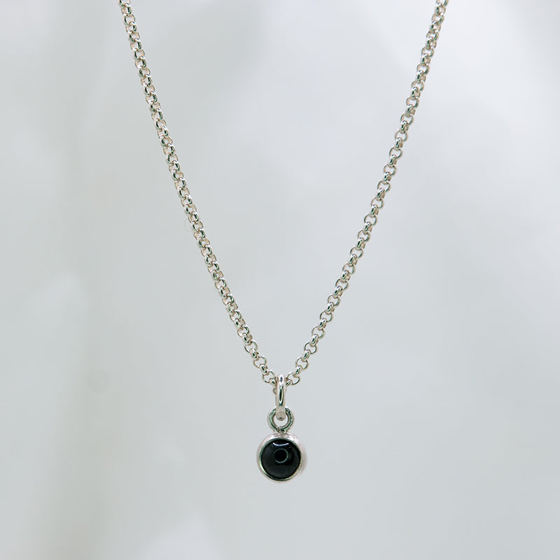 Zilveren ketting met zwarte Onyx hanger voor kinderen.
