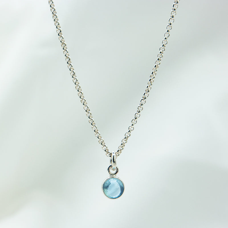 Zilveren ketting met blauwe topaas hanger voor kinderen.