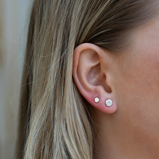 Zilveren oorstekers van gerecycled zilver. Minimalistisch design en makkelijk te combineren. Handgemaakt door MoM with Jewels.