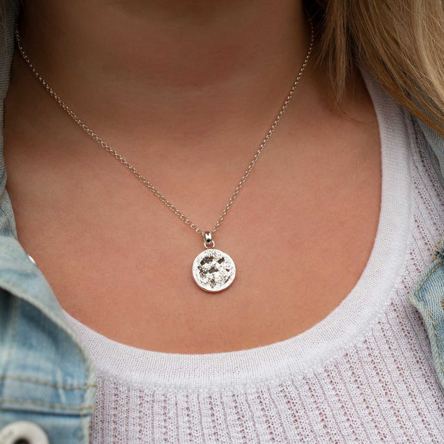 Ketting met zilveren maan hanger met maanoppervlak en personalisatie .