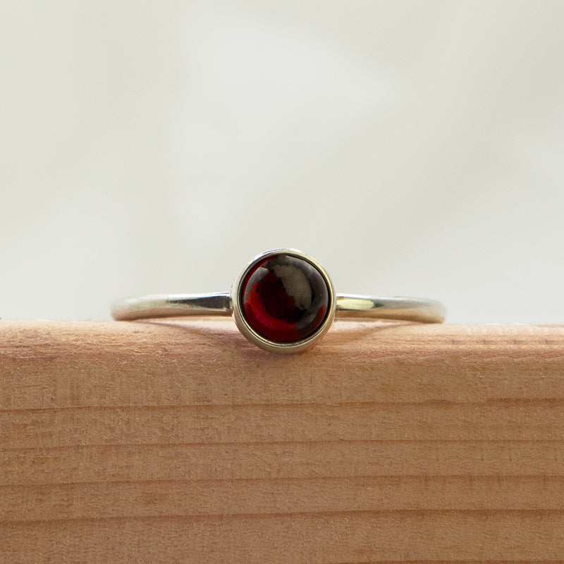 Zilveren ring met diep rode granaat.