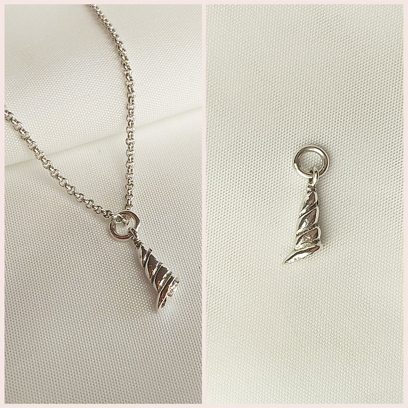 Losse zilveren schelp hanger voor aan een ketting. Handgemaakte zilveren schelp bedel.