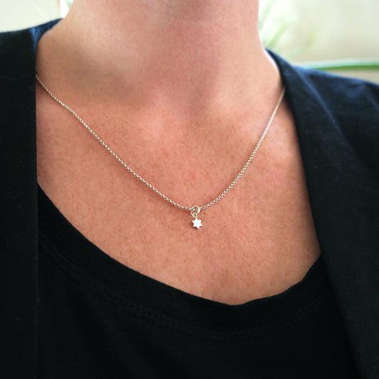 Zilveren sterretjes bedel aan zilveren ketting.