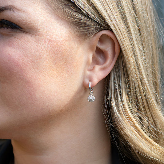 Zilveren creolen met optie om hanger toe te voegen.