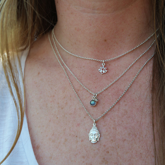 Zilveren ketting met Boeddha hanger.