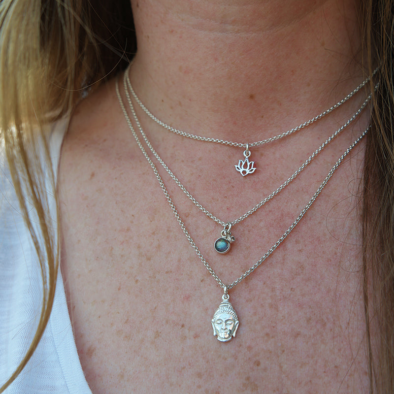 Zilveren lotus bedel aan zilveren ketting.
