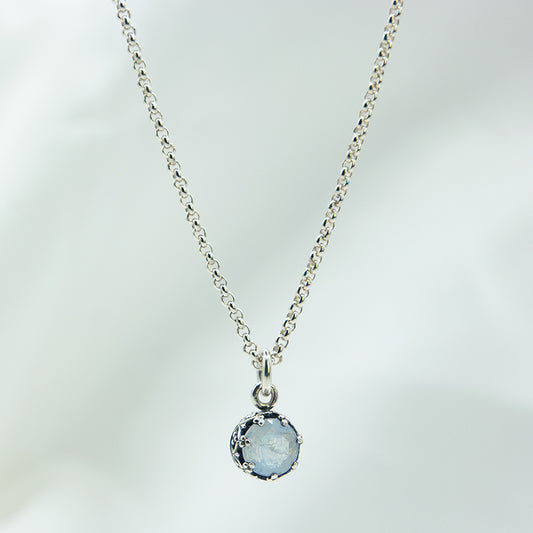 Zilveren ketting met regenboog Maansteen in romantische zetting.