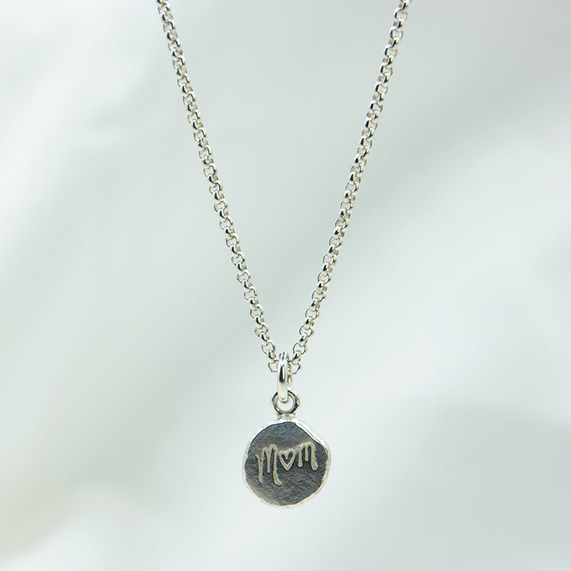 925 Zilveren ketting met munt bedel en Mom personalisatie. Handgemaakte 925 Zilveren ketting met bedel van gerecycled Zilver. Vind het perfecte cadeau bij MoM with Jewels.