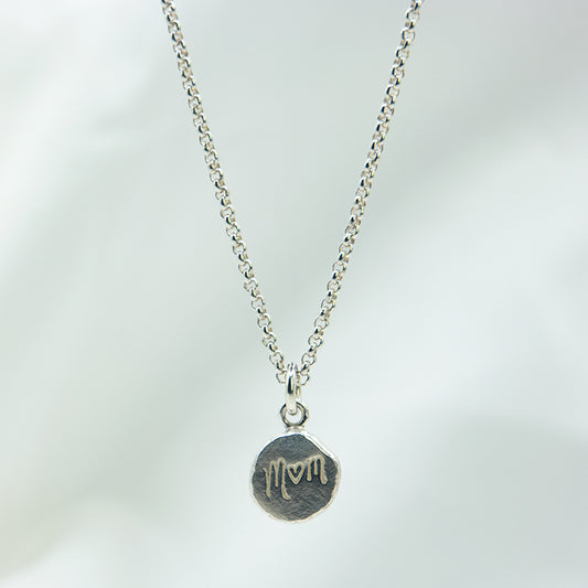 925 Zilveren ketting met munt bedel en Mom personalisatie. Handgemaakte 925 Zilveren ketting met bedel van gerecycled Zilver. Vind het perfecte cadeau bij MoM with Jewels.