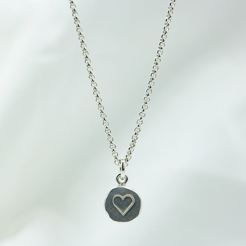925 Zilveren ketting met munt bedel en hart. Handgemaakt ketting met bedel van Gerecycled Zilver. Leuk om cadeau te doen van iemand waar je van houdt. Vind het bij MoM with Jewels.