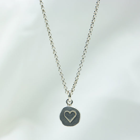 925 Zilveren ketting met munt bedel en hart. Handgemaakt ketting met bedel van Gerecycled Zilver. Leuk om cadeau te doen van iemand waar je van houdt. Vind het bij MoM with Jewels.