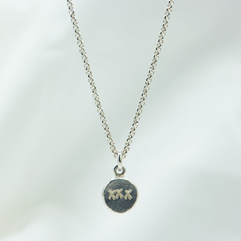 Zilveren ketting met munt bedel en kusjes personalisatie. Handgemaakte zilveren ketting met bedel van gerecycled 925 zilver. Wie geef jij graag kusjes?