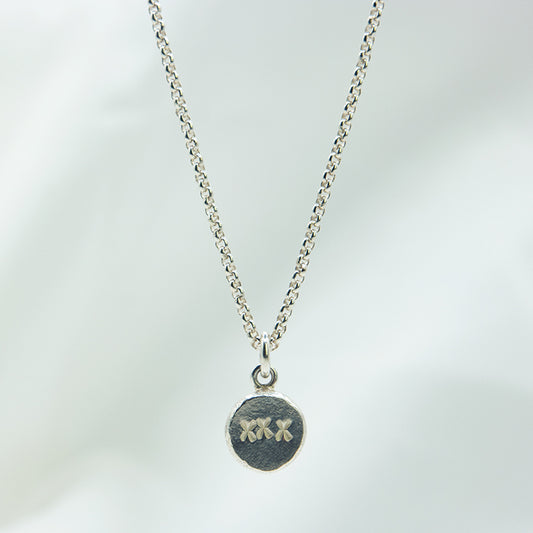 Zilveren ketting met munt bedel en kusjes personalisatie. Handgemaakte zilveren ketting met bedel van gerecycled 925 zilver. Wie geef jij graag kusjes?