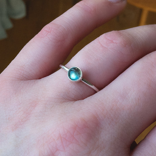 Fijne zilveren ring met Labradoriet.