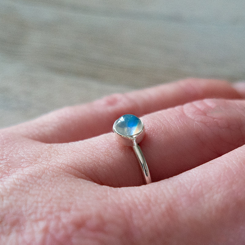 Fijne zilveren ring met regenboog Maansteen.