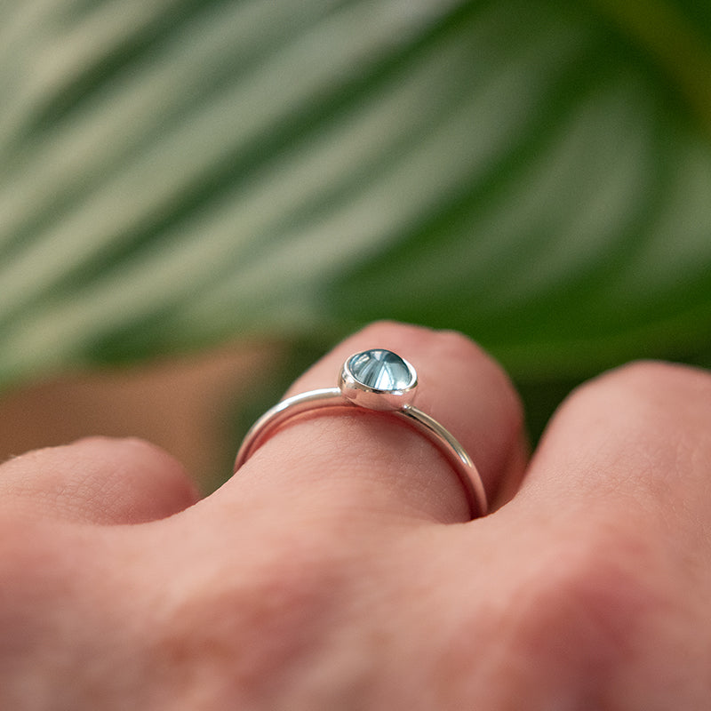 Fijne zilveren ring met blauwe Topaas.
