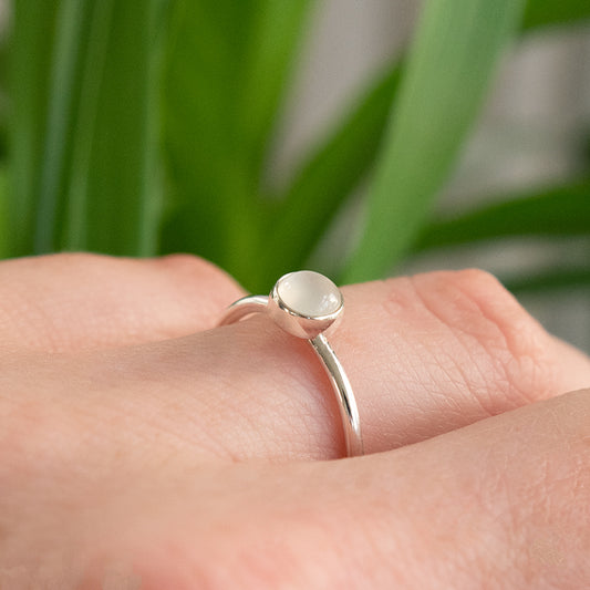 Fijne zilveren ring met witte Maansteen.