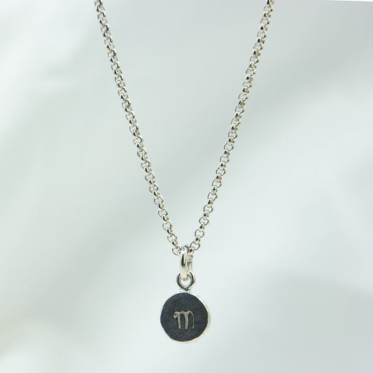 Zilveren ketting met coin hanger en letter naar keuze.