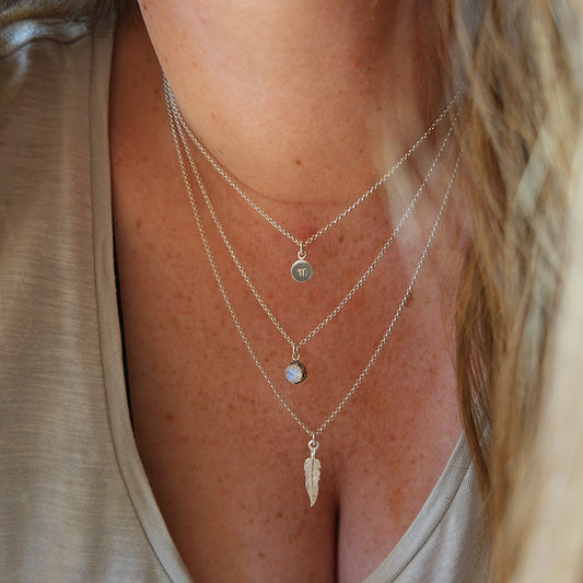 Zilveren ketting met coin hanger en letter naar keuze.